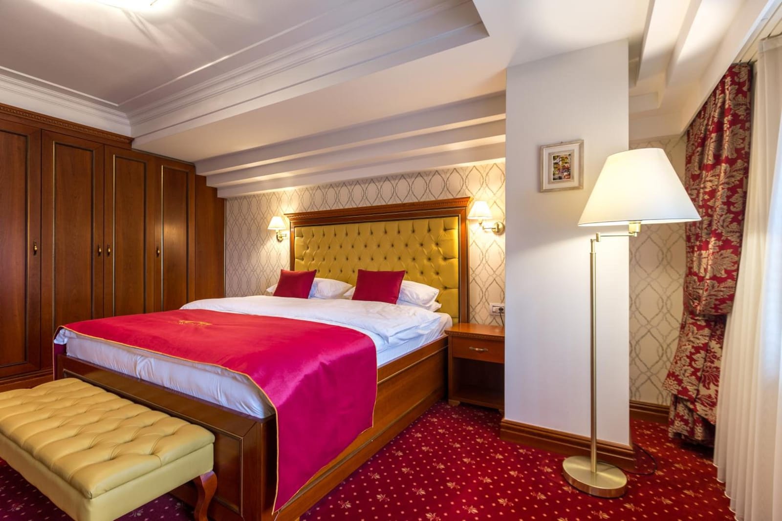 Deluxe Double room with upholstered bench and reading lamp